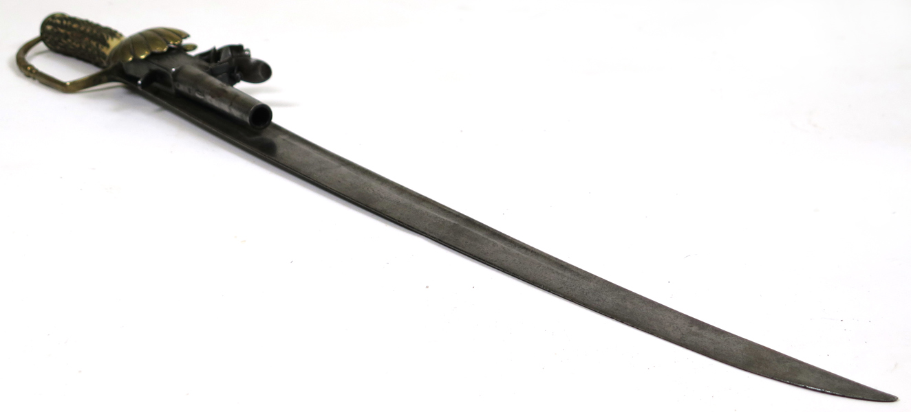 Hirschfänger med flintlåspistol, smide och mässing, kavel i horn, England, 17-1800-tal, lås märkt London, l 76 cm_37329a_lg.jpeg