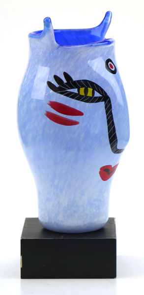 Hydman Vallien, Ulrica för Kosta Boda, vas, vitmelerad glasmassa med handmålad dekor av  kvinnoansikte mm, "open Mind", design 1986, signerad, h exklusive sockel 27 cm_37331a_8dc4cc45e9f8e9f_lg.jpeg
