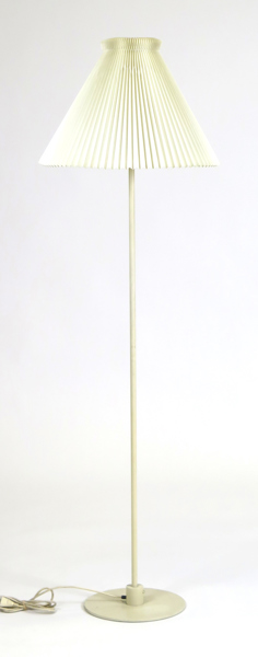 Agger, Flemming för Le Klint, golvlampa, vitlackerad metall med veckad plastskärm, modell LeKlint 369, design 1979, h 160 cm