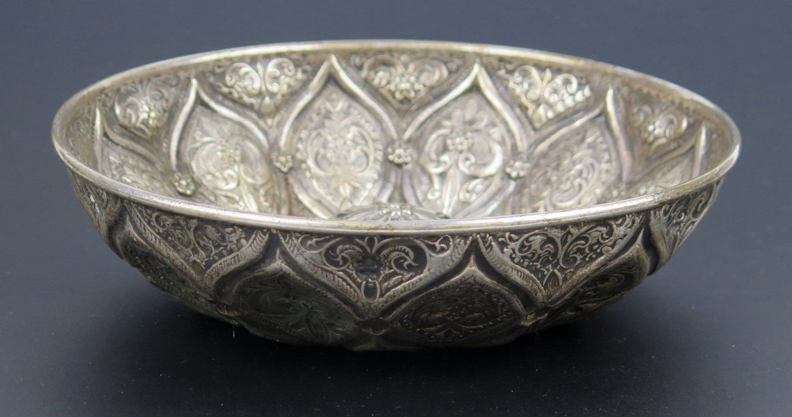 Skål, silver, Indo-persisk, sekelskiftet 1900, heltäckande, driven dekor av stiliserad växtlighet, dia 21 cm, vikt 335 gram_37473a_lg.jpeg