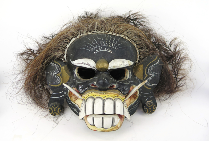 Mask, skuret och bemålat trä, Bali, 1900-talets 2 hälft, höjd 27 cm