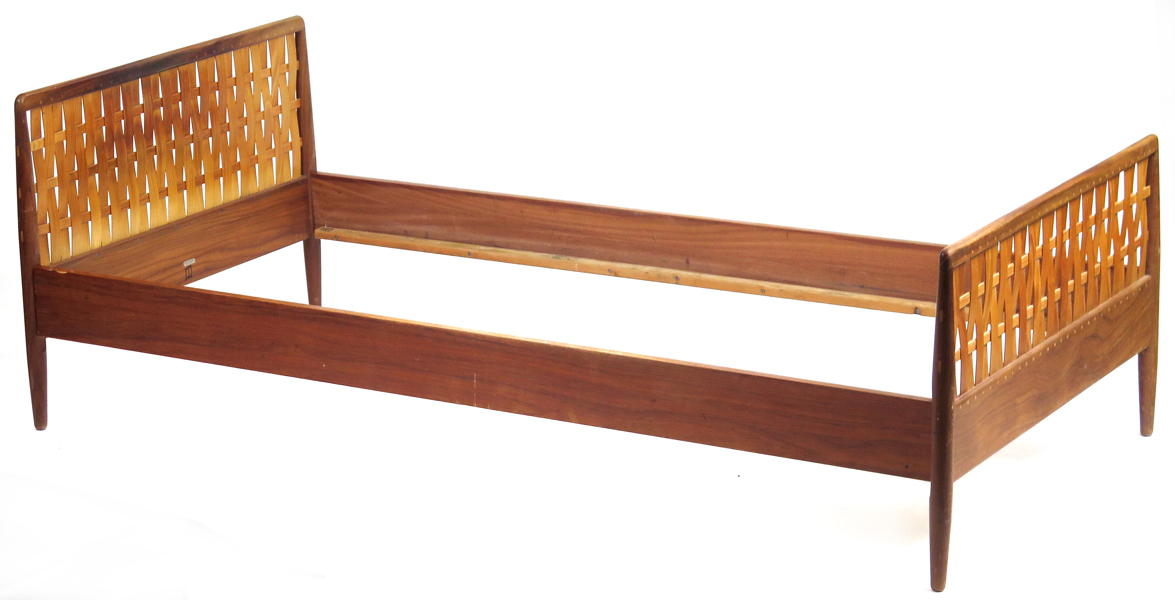 Okänd dansk designer, möjligen Arne Vodder för Illums Bolighus, sängstomme, teak och oregon pine, 1950-60-tal, etikettsignerad, innermått 190 x 90 cm, bruksslitage