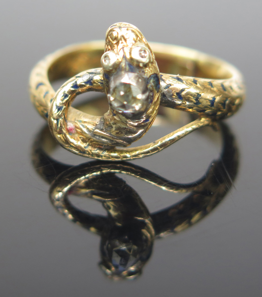 Ring, 18 karat rödguld med 1 rosenslipad diamant och 2 vita safirer, 1800-talets mitt, i form av orm, , stämplad Christian Hammer Stockholm verksam (1845-94), innerdiameter 17 mm, vikt 3,4 gram