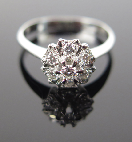 Ring, 18 karat vitguld med 7 briljantslipade diamanter om totalt 0,30 carat enligt gravyr, svensk importstämpel, innerdiameter 17 mm, vikt 3,1 gram_37723a_lg.jpeg