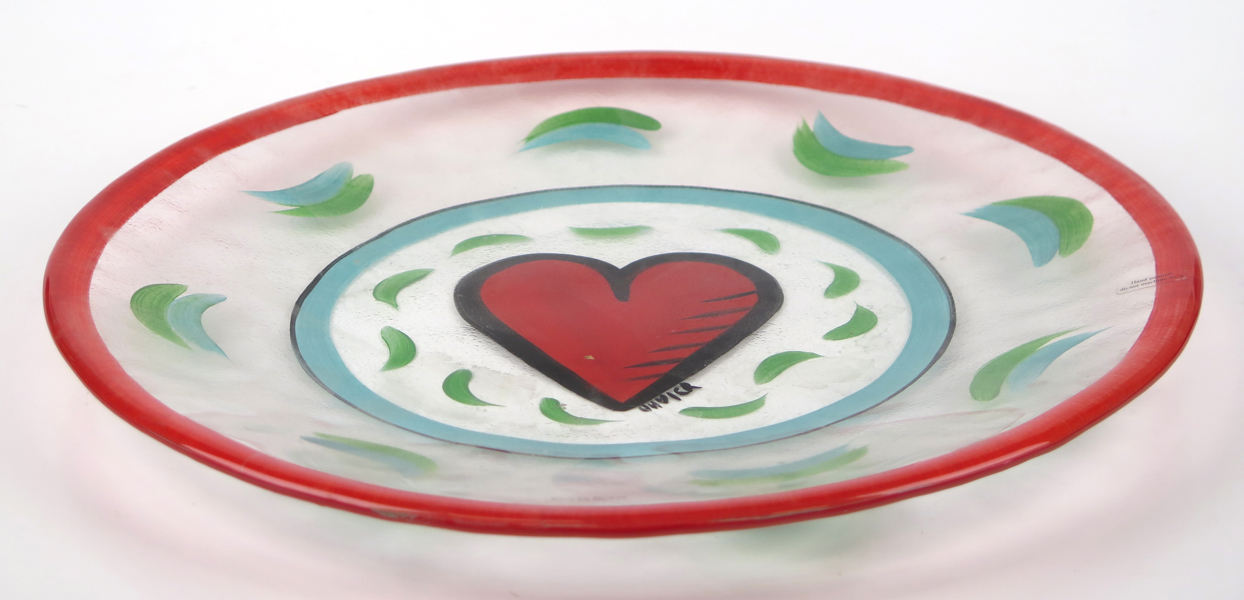 Hydman Vallien, Ulrica för Kosta Boda, fat, glas, "Hearts", design 1995, målad dekor av hjärta mm, signerat, dia 33 cm