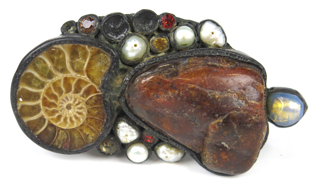 Klimkiewicz, Elzbieta (Ella K), ring, keramik med monterade strasstenar, pärlor, bärnsten och ammonit, signerad, l  cm_37853a_8dc4f3954fe408d_lg.jpeg