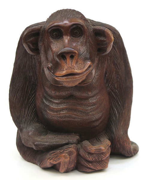 Okänd balinesisk konstnär, skulptur, skuret trä, sittande chimpans, h 28 cm