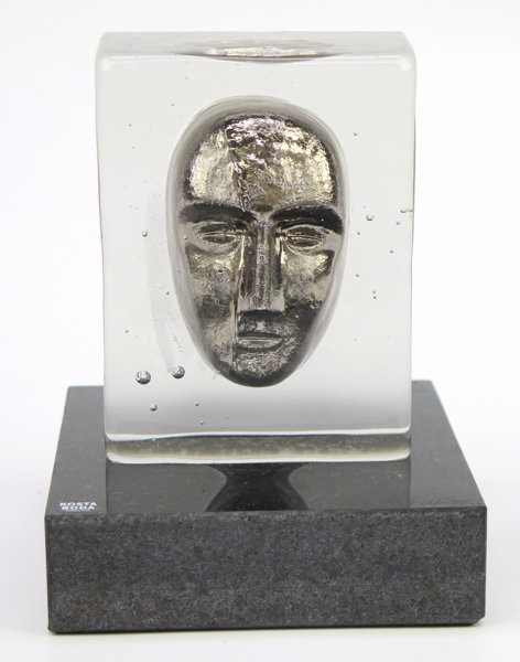 Vallien, Bertil för Kosta Boda, limited edition, skulptur, "face Cube", monterad på stensockel, signerad och numrerad 7176013, h 14,5 cm_37981a_8dc5566fb8e9b6f_lg.jpeg