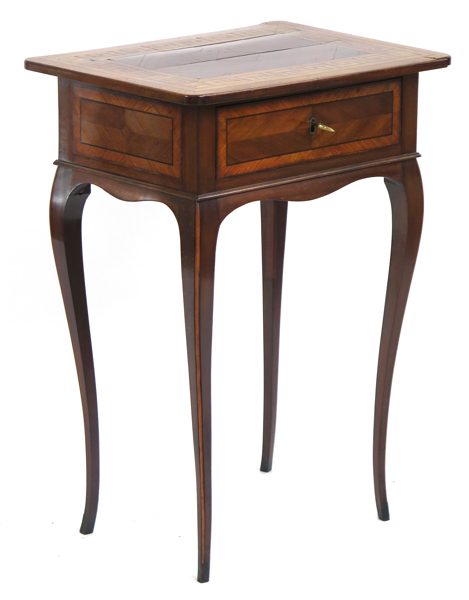 Damarbetsbord, mahogny, 1800-tal, rik intarsiadekor av meanderbård mm, låda i sarg, bredd 52 cm_38044a_8dc57c6c8a13a7d_lg.jpeg
