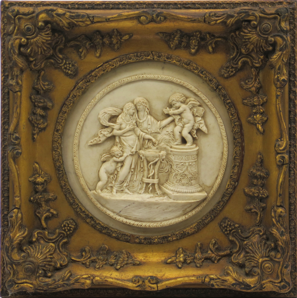 Braga, Enrico, väggrelief/plakett, gjuten marmorkross, sekelskiftet 1900, dekor av kvinnor och keruber, plakettmärkt, 29 x 29 cm_38079a_8dc5877bf2889b5_lg.jpeg