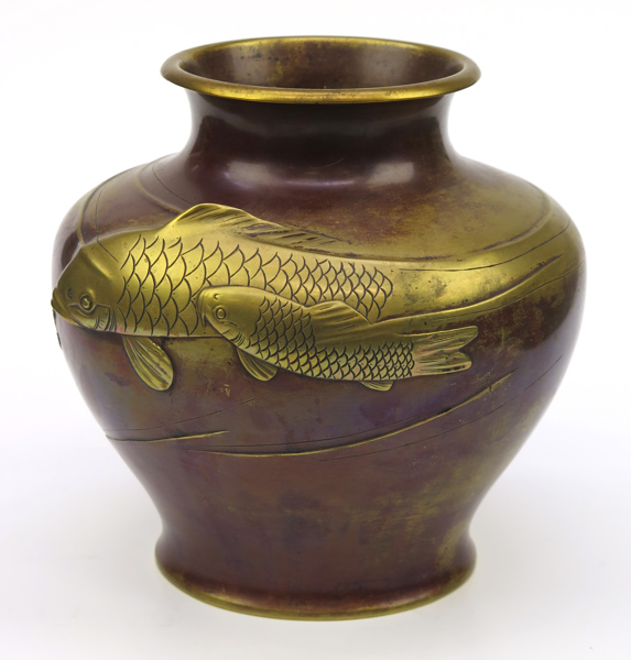Okänd designer, vas, delvis patinerad mssing, dekor av Koi-karpar, diameter 20 cm_38080a_8dc5878c59bd476_lg.jpeg