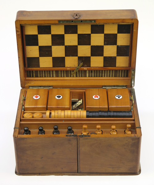 Speletui, mahogny, 1900-tal, inredning med med pjäser, schackbräde mm, bredd 32 cm_38085a_8dc5876fba79c67_lg.jpeg