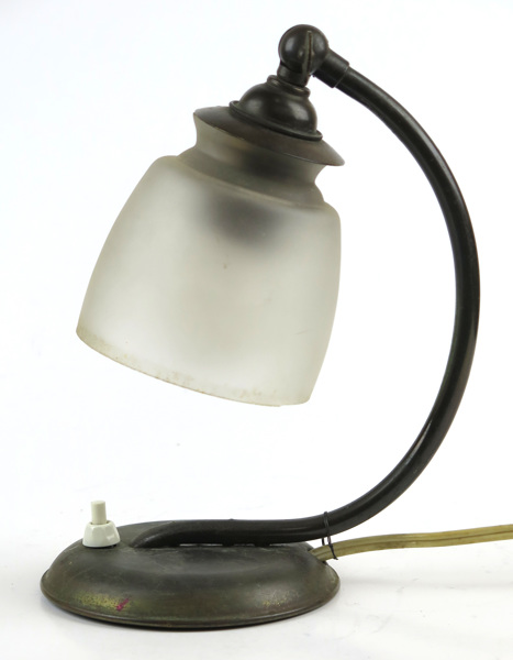 Vägg/bordslampa, brons med vit, frostad glaskupa, 1910-20-tal_3822a_8d8750a523f9289_lg.jpeg