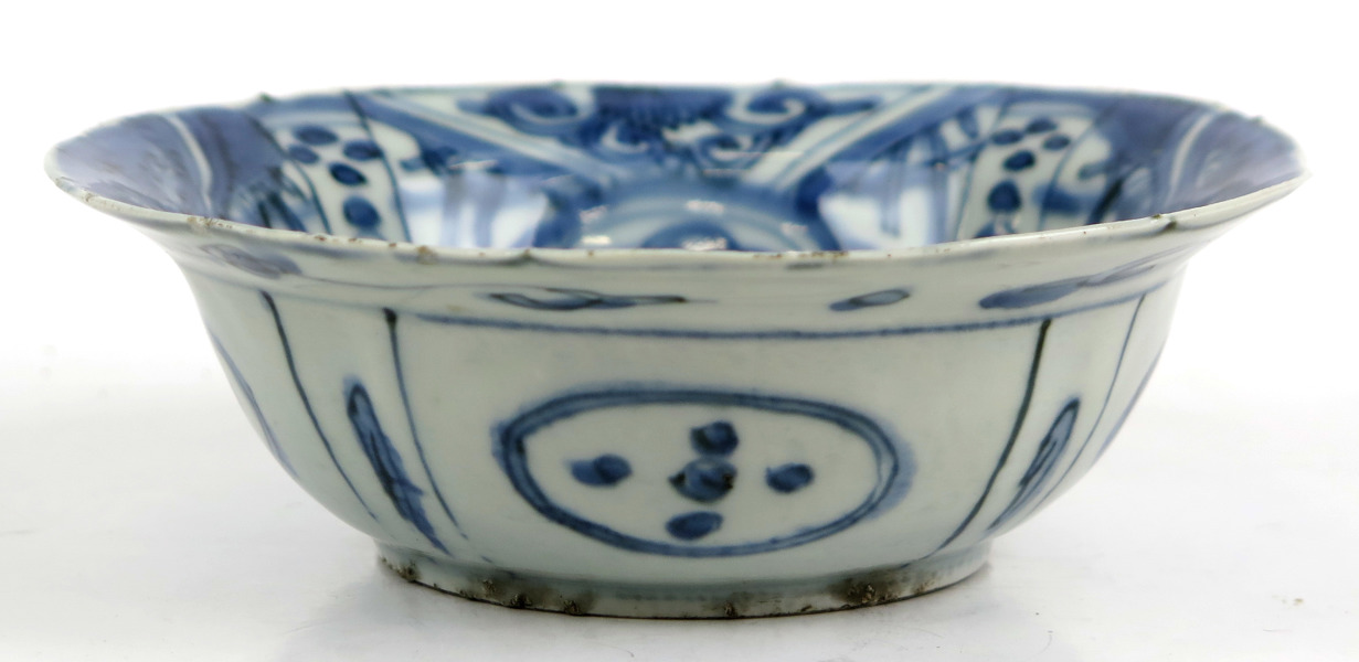 Skål, porslin, Kina, Ming, Wanli (1563-1620), så kallat Kraakporslin, blå underglasyrdekor av blommor mm, dia 15 cm_38260a_lg.jpeg