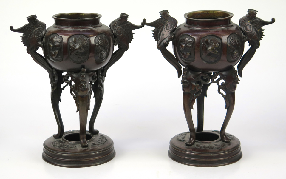Rökelsekar, 1 par, patinerad brons, Japan, 1900-tal, h 22 cm_38303a_lg.jpeg