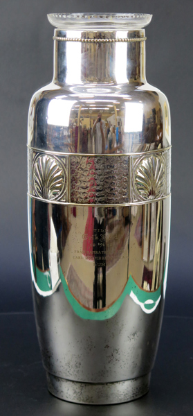 Okänd designer för WMF (Würtembergische Metallwaren Fabrik), omkring 1920, vas, nysilver med glasinsats, h 41 cm, ägargravyr