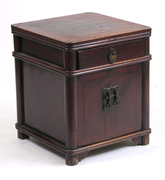 Konsolskåp/nattygsbord, laserat hardwood, Kina, 1900-talets 1 hälft eller mitt, h 55 cm_38326a_lg.jpeg