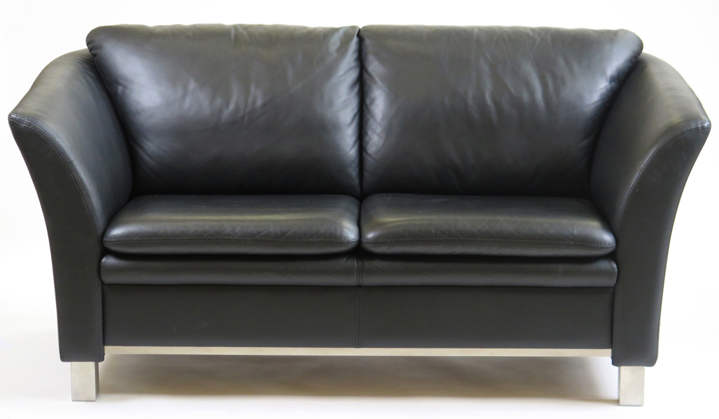 Okänd designer för BD-Möbel, Jakobstad, Finland, soffa, krom med svart läderklädsel, "Wing", b 168 cm_38432a_lg.jpeg