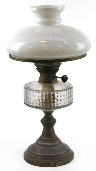 Bordsfotogenlampa, glas och metall, sekelskiftet 1900, h 49 cm