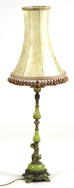 Golvlampa, mässing och onyx, skärm av skinn, dekor av putto, tot höjd 126 cm_38508a_lg.jpeg