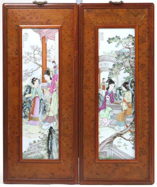 Väggpaneler, 1 par, porslin och trä, Kina, 1900-tal, dekor av personer i landskap mm i famille-rose-färger, otydliga signaturer, höjd 103 cm _38514a_lg.jpeg