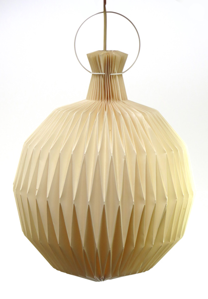 Klint, Kaare för Le Klint, taklampa, veckad plast, Le Klint 101, "Frugtlygten", design 1944, h 42 cm