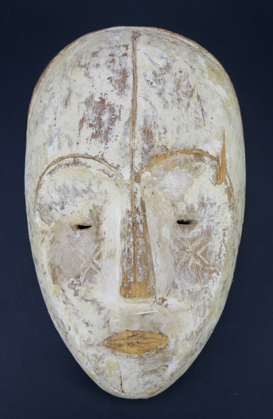 Mask, skuret trä och kaolinlera, Lega, Kongo, 1900-tal, h 31 cm_38598a_lg.jpeg