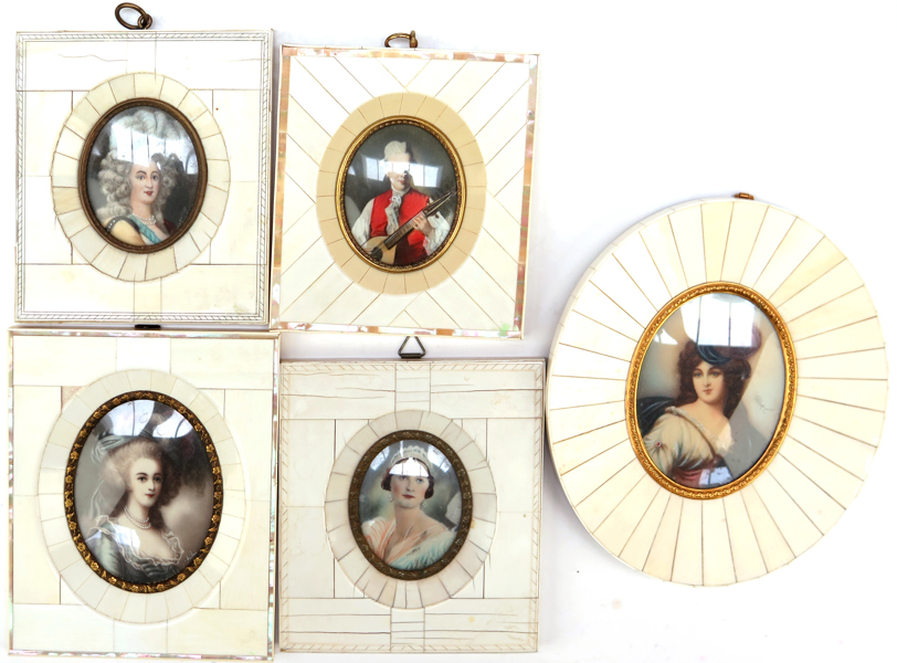 Miniatyrer i benram, 5 st, bland annat Drottningarna Astrid och Marie Antoinette, h 12 - 16 cm_38603a_8dc646efe33c866_lg.jpeg
