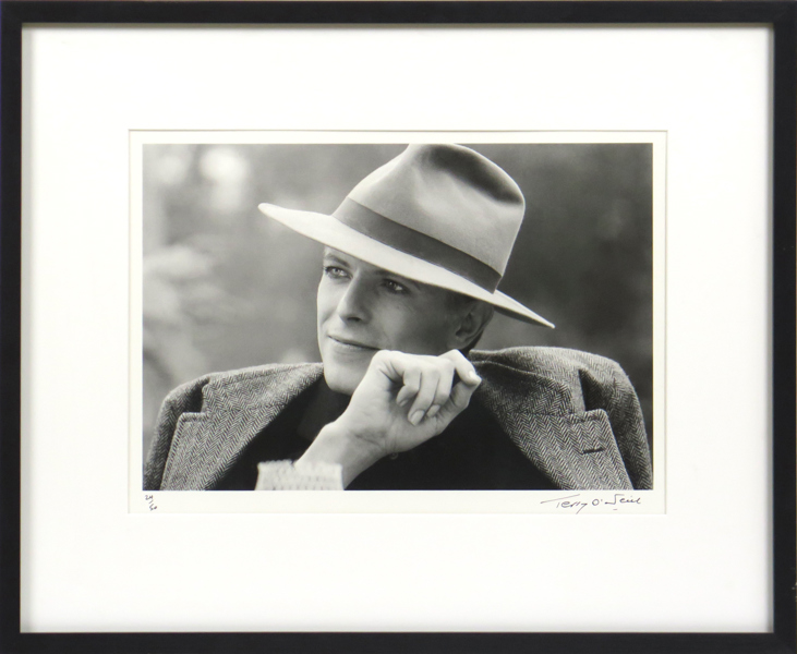 O'Neill, Terry, fotografi, "David Bowie in Hat, Los Angeles" 1975, signerad och numrerad 24/50, synlig bildyta 35 x 45 cm, bilden togs under inspelningen av The man who fell to earth_38682a_8dc6aaf75ea1a7d_lg.jpeg