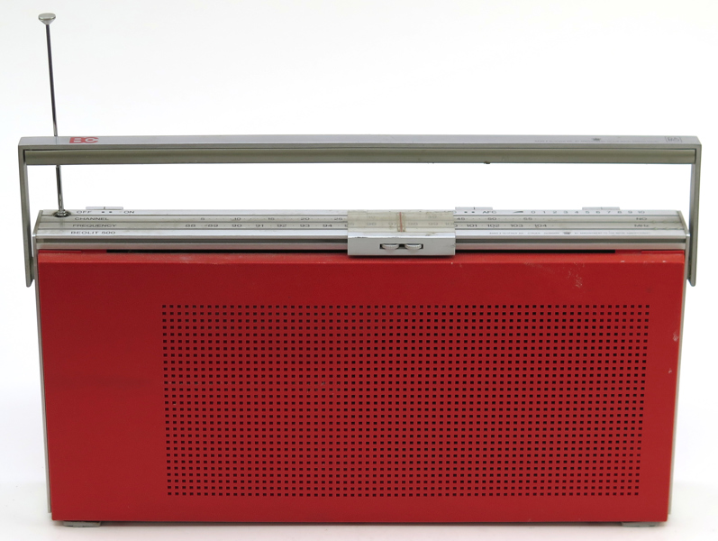 Jensen, Jacob för Bang & Olufsen, bärbar FM-radio, röd plast och metall, Beolit 500, design 1972, l 36 cm, sladd saknas