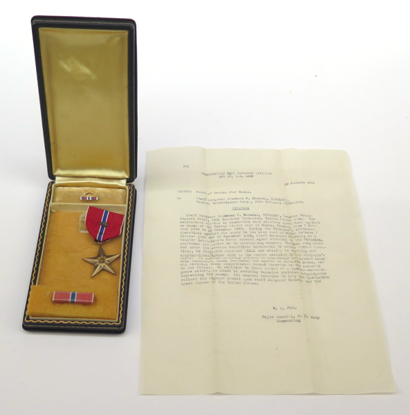 Medalj, brons, "Bronze Star Medal" med spänne, WWII, utdelad 1945 till Staff Sergeant Drummond F Maxwell, medföljer förklarande brev