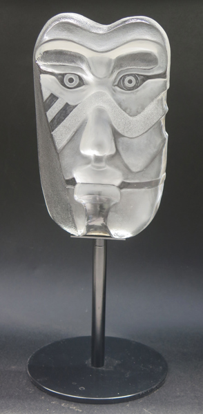 Jonasson, Mats för Målerås, skulptur, gjutet glas på svart metallstativ, ansikte, signerad, höjd 37 cm_38795a_8dc74108d64abf6_lg.jpeg