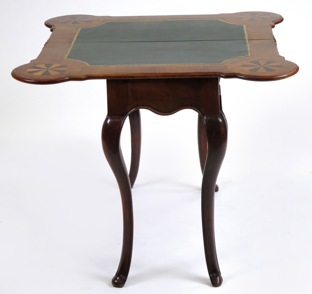 Spelbord, valnöt med intarsia och läderklädd skiva, Queen Anne, 1700-talets början, cabrioleben, profilerad skiva, fällbar skiva, längd 93 cm, hårt renoverat_38844a_lg.jpeg