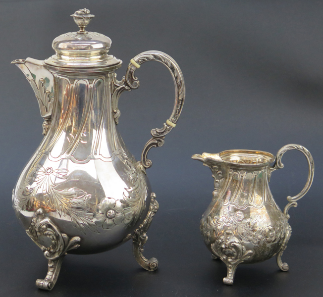 Kaffe- och gräddkanna, silver, régence-stil, 1800-talets slut, bukiga med driven blomdekor, stämplade Gustaf Möllenborg Stockholm 1887, h 13 respektive 27 cm, total vikt 1020 gram