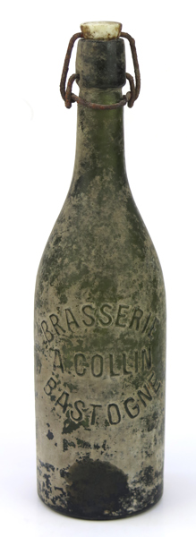 Flaska, glas, med patentkork, WWII, märkt "Brasserie A Collin Bastogne", hemförd av amerikansk soldat efter Ardenneroffensiven (Battle of the Bulge) 16/12 1944 - 25/1 1945, höjd 31 cm