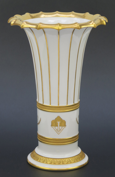 Hetsch, Gustav Friedrich för Royal Copenhagen, vas, porslin, förgylld dekor, inpressad signatur, höjd 27 cm_38985a_lg.jpeg