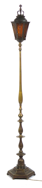 Okänd designer, golvlampa, mässing, koppar samt bärnstensfärgat glas, 1900-talets början, höjd 170 cm