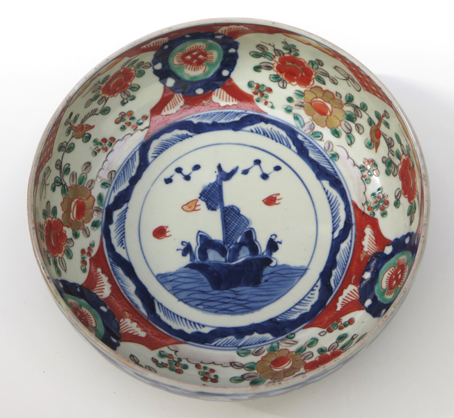 Skålfat, porslin, Japan, Taishô (?), dekor i Imarifärger, diameter 22 cm