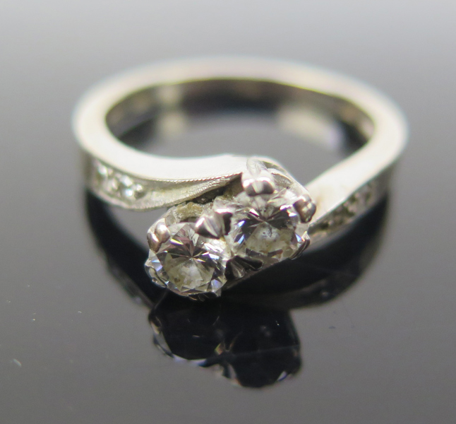 Ring, 18 karat vit guld med 2 briljant- och fyra åttkantslipade diamanter om totalt 0,51 carat enligt gravyr, svårtydda svenska stämplar, innerdiameter 16 mm, vikt 3,7 gram