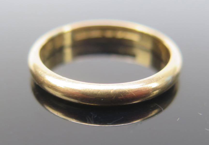 Ring, 18 karat rödguld, svenska stämplar 1988, innerdiameter 17 mm, vikt 3,6 gram