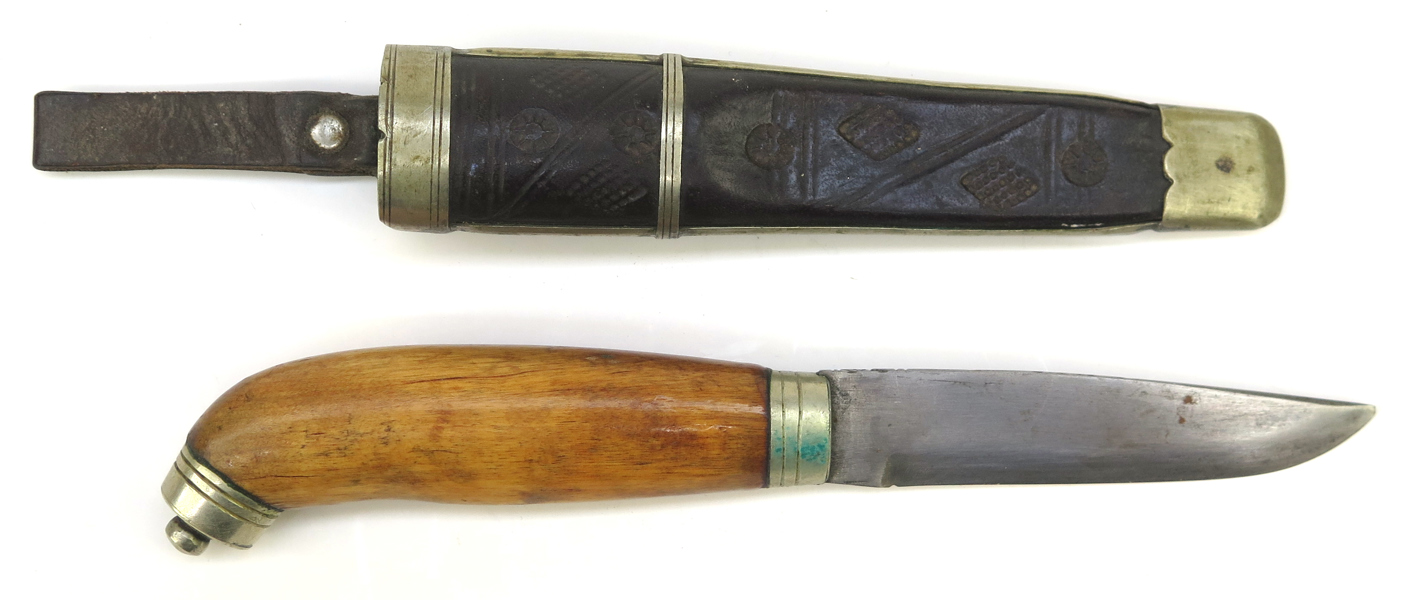 Kniv i läderbalja, björk och smide, 1900-talets början, beslag i vitmetall, total l 24 cm