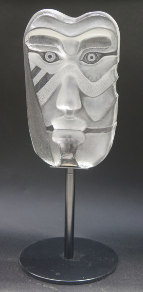 Jonasson, Mats för Målerås, skulptur, gjutet glas på svart metallstativ, ansikte, signerad, höjd 37 cm