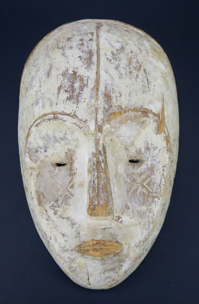 Mask, skuret trä och kaolinlera, Lega, Kongo, 1900-tal, h 31 cm