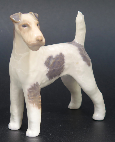 Madsen, Theodor för Royal Copenhagen, figurin, porslin, strävhårig foxterrier, modellnummer 3169, polykrom underglasyrdekor, h 12 cm