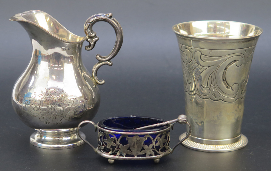 3 delar silver; bägare Tore Eldh för Cesons, gräddkanna stämplad Stockholm 1863 samt saltkar, sterlingsilver med blå glasinsats, Chester, total silvervikt 150 gram