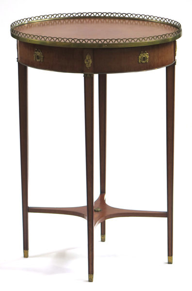 Prydnadsbord, mahogny med förgyllda mässingsbeslag, gustaviansk stil, sekelskiftet 1900, l 52 cm