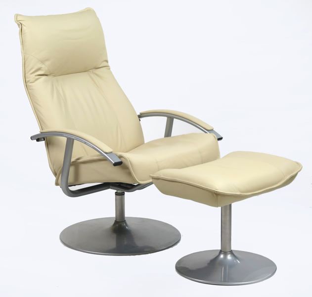 Okänd designer för Kebe, Danmark, reclinerfåtölj med fotpall, ljus beige läder(?)klädsel på grålackerad metallfot