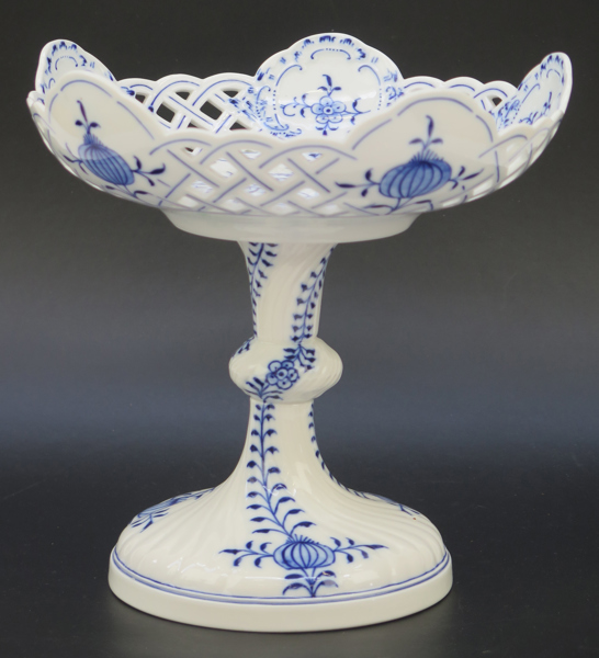 Uppsatsskål, porslin, Meissen, 1900-tal, blå underglasyrdekor i lökmönstret, genombruten, h 23 cm