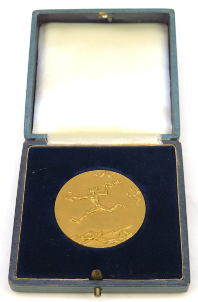 Medalj, 23 karat rödguld, "Frimärksmedaljen", Sveriges Frimärke 100 år, Stockholmia 1955, design Carl Milles, dia 4,5 cm, vikt 60,2 gram, i originaletui, tilldelad Gösta von Möller, Skottorps Slott