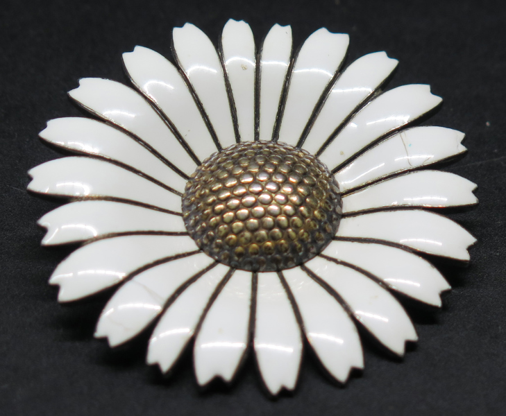 Brosch, förgyllt, sterlingsilver och emalj, Viggo Pedersen, "Daisy", i form av tusensköna, stämplad, dia 4 cm, snarlik den vilken Georg Jensen designade till Drottning Margretes födelse 1940